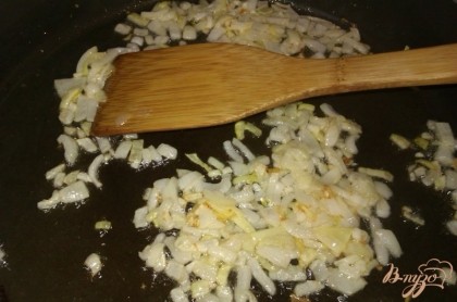 Вначале нужно очистить и измельчить репчатый лук. В сковороде разогреваем полторы столовых ложек растительного масла и поджариваем лук до хрустящего состояния. Яйца отвариваем вкрутую.