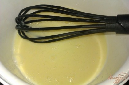 В глубокой миске взбиваем куриное яйцо с ванильным сахаром при помощи вилки, венчика, миксера или блендера.