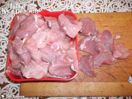 Обработанное мясо нарезаем кусочками толщиной примерно в 1 см.