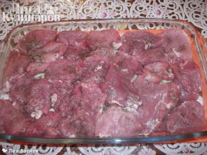 На дно формы укладываем мясо, слегка солим и перчим.