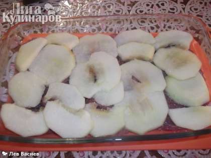 Укладываем яблоки поверх свинины и также слегка присыпаем сахаром.
