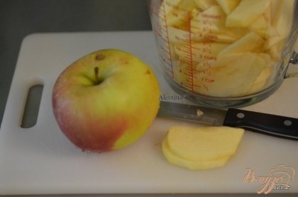 Яблоки предварительно очистим и порежем тонко.
