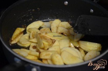 Приготовим начинку: Растопим 1 стол.л слив.масла на средне-высоком огне. Добавим яблоки, изюм и коричневый сахар. Тушим примерно 5 мин.или до хрустящего нежного состояния. Дать остыть 30 мин.