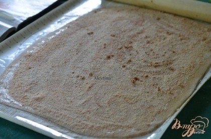 Готовое тесто выложить на поверхность с мукой. Раскатать прямоугольной формой. Поверх смазать обильно сливочным маслом комнатной тем-ры. Выложить поверх сахар с корицей.