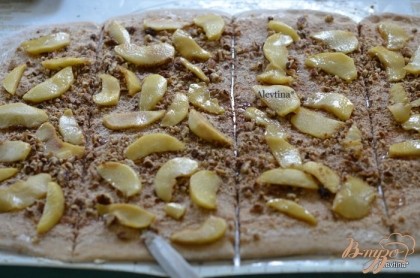 Затем выложим яблоки и орехи . Линейкой или на глаз поделим тесто на ровные 4 части.