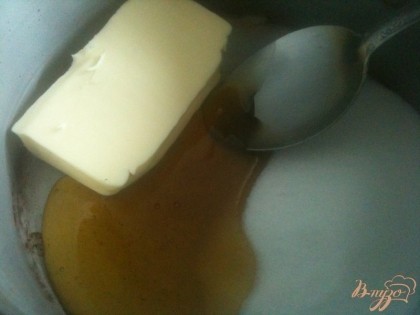 В небольшом сотейнике растопить сливочное масло, мед и сахар.