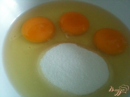 Яйца и сахар взбить в пену.