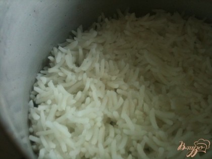 Отвариваем рис или используем остатки уже готового . Нам потребуется всего 3 ст.л.