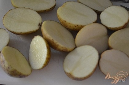 Картофель помыть и порезать напополам.