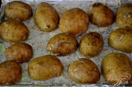 Затем картофель половинками вниз так, чтоб часть пореза была в сыре Пармезан, в специях и в масле. Готовим при тем-ре 200 гр.,45 мин.