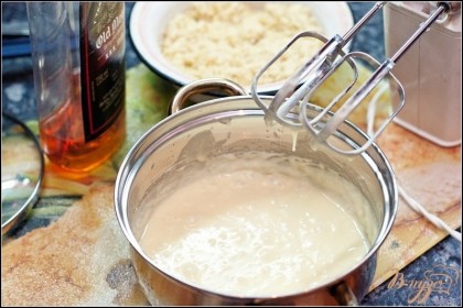 Для крема - взбить 2 яйца, 4 ст.л. сахара и 120 г. размягченного масла. Добавить миндаль, половину столовой ложки муки и 2 ст.л. коньяка.