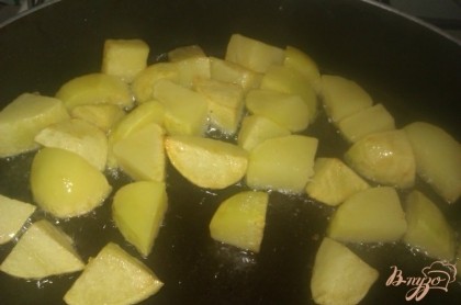 Картофель очистила, порезала крупными дольками и обжарила в сале до полуготовности и слегка румяной корочки.