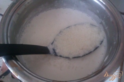 Варим молочный суп на маленьком огне, периодически помешивая, чтобы рис не подгорел. Минут за пять до готовности блюда добавляем сахар и соль по вкусу. Перемешиваем суп, выключаем огонь, накрываем кастрюлю крышкой и даем ему пару минут постоять.