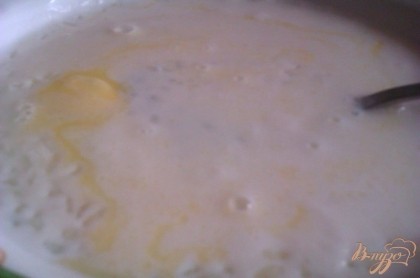 Готово! Затем разливаем молочный суп с рисом в глубокие тарелки и кладем кусочек сливочного масла – так получается сытнее, нежнее и ароматней.