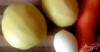 Пока основа для приготовления супа греется, очищаем предварительно вымытые корнеплоды. Картофель нарезаем крупными кубиками, а репчатый лук – как можно мельче.