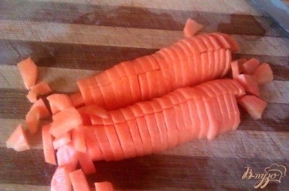 Морковь разрезаем вдоль на четыре части, а затем шинкуем довольно мелко, чтобы корнеплод быстрее сварился.