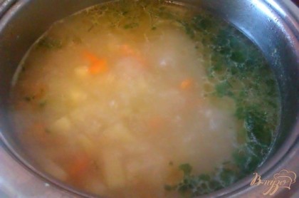 В конце добавляем в овощной суп на курином бульоне свежий укроп и петрушку, которые нужно порубить как можно мельче. Выключаем огонь, накрываем кастрюлю крышкой и даем супу настояться минут десять.