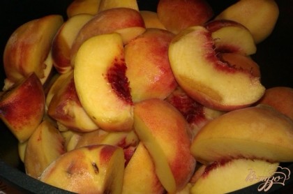 Зрелые персики промываем и обсушиваем. Разрезаем фрукты на четвертинки, вынимая косточки. Плоды у меня были довольно крупные – в среднем вес одного 170 граммов.