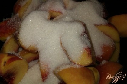 Складываем персиковые дольки в толстостенную посуду и засыпаем их сахарным песком. Оставляем на час, чтобы начал выделяться сок, а сахар таять.