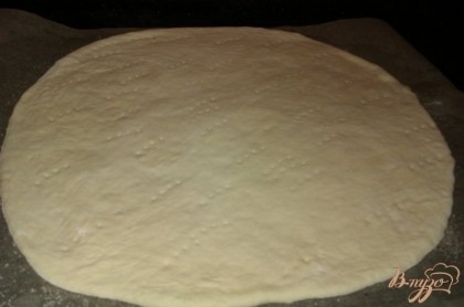 Тесто для пиццы раскатываем достаточно тонко (не более пяти миллиметров). Пергаментную бумагу смазываем растительным маслом и присыпаем манкой – таким образом ваша выпечка никогда не прилипнет к пергаменту и не подгорит. Выкладываем основу для пиццы и делаем по всей поверхности надколы вилкой, чтобы в процессе готовки выходил воздух, а пицца не вздулась.