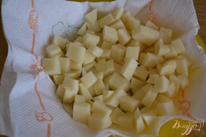 Чистим, моем и режем картошку на маленькие кубики.
