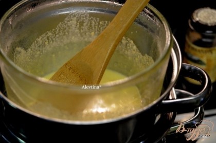 Соорудим водяную баню на медленном огне. В посуде помешиваем желтки с сахаром и ванилином, добавим половину цедры от одного лимона. Мешаем примерно 4 мин. Снимем с огня.