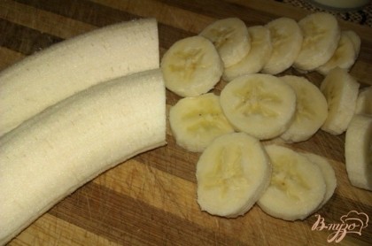 Зрелые сладкие бананы избавляем от кожуры, а затем нарезаем средней толщины кружочками. При желании можно и вовсе измельчить кубиками.