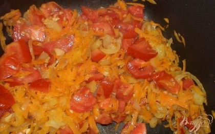 Затем добавляем морковь и сладкий перец, обжариваем еще минуты три. Добавляем помидоры, обжариваем еще пару минут.