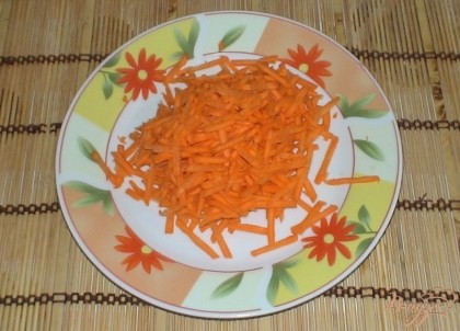 Морковь трем на терке для корейской морковки.