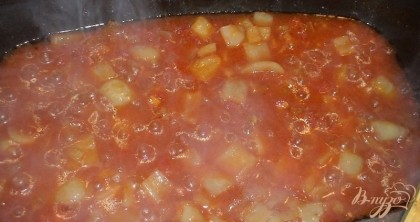 Далее добавим помидоры, воду и томатную пасту. Тушим еще минут 5 на среднем огне.