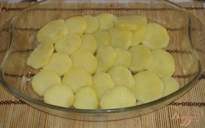 Сваренный картофель остужаем, нарезаем его кольцами и выкладываем в форму. Перед тем как выкладывать овощи, форму смазываем подсолнечным маслом.