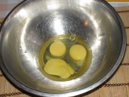 Для начала в миску разбиваем яйца.