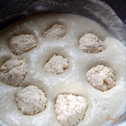 Сырные шарики кладем в тесто, при помощи двух вилок формируем пончики и обжариваем их в горячем масле.