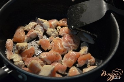 Используем готовое куриное мясо. Или обжарим куриные грудки,предварительно порезав кусочками. Переложим на блюдо.