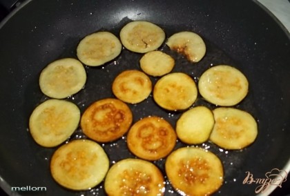 Баклажаны порезать кольцами (тонко), обжарить на сковороде, в небольшом количестве растительного масла, они не должны быть жирными, остудить.