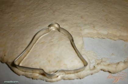 Из теста раскатать пласт, толщиной 5-6 мм. Вырезать формочкой печенья.