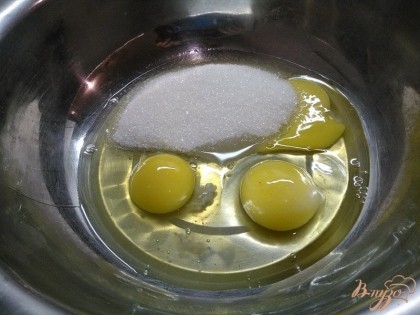 Яйца смешаем с сахаром.