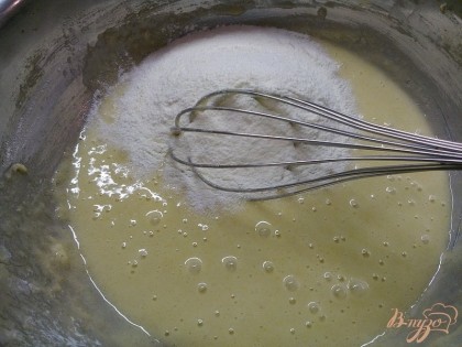После муку добавляем сухое молоко, перемешиваем еще разок. И только в самом конце добавляем соду (уже гашеную) и щепотку соли.