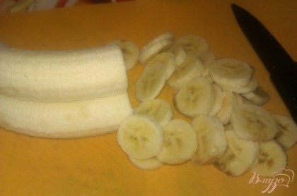 Бананы очищаем от кожуры и нарезаем их кружочками.