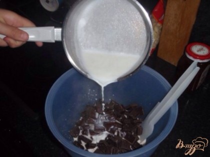 Сливки взбиваем миксером до консистенции сметаны. Шоколад ломаем на кусочки и заливаем горячим молоком.