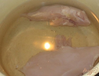 Для начала, куриное филе промываем и отвариваем до готовности. В кастрюлю, где варится мясо, добавляем также пару лавровых листиков и пару горошин черного перца. Ближе к концу солим.