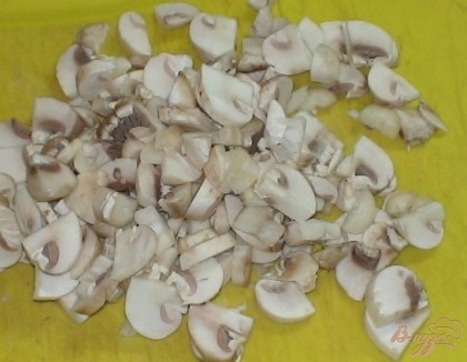 Пока варится филе, промываем грибы, режем их произвольно, но не сильно мелко.