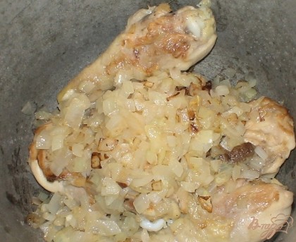 Лук чистим и режем мелкими кубиками. Обжариваем лук на сковороде. Перекладываем курицу и лук в кастрюлю с толстыми стенками.