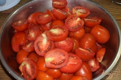 Для начала подготовим овощи, помидоры промоем и разрежем напополам.