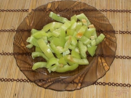 Болгарский перец очистим от семян, также порежем соломкой.