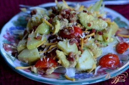 Готово! На листья салата выложить фрукты с помидорами.Посыпать беконом,сыром, пеканом. Полить заправкой. Приятного аппетита.