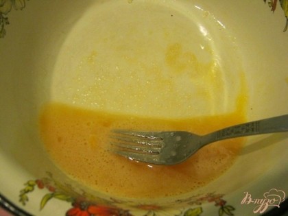 Яйцо слегка взбить вилкой с сахаром и щепоткой соли.