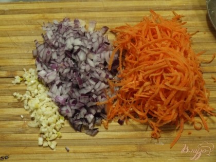 Нарезать мелко лук и чеснок, морковь натереть на средней тёрке.