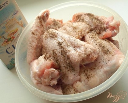 Куриные крылышки обмыть, обсушить, разрезать на 2 части и посыпать морской солью и перцем.