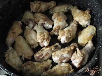 В сковороде разогреть растительное масло и обжарить крылышки до золотистого цвета.